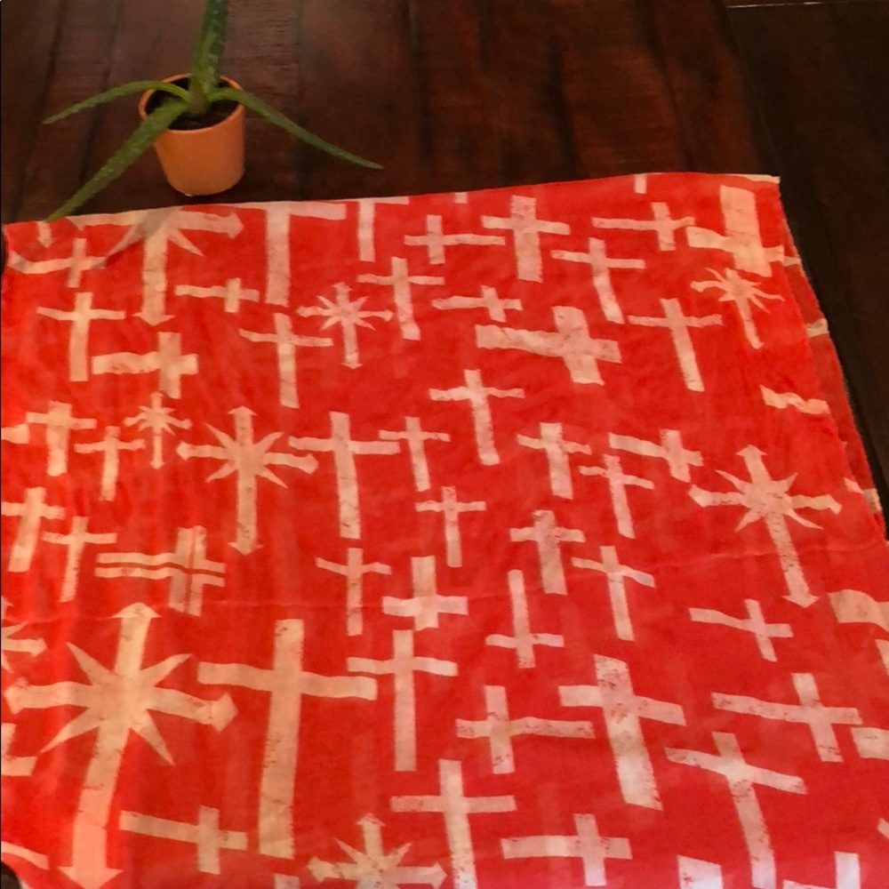 Lightweight infinity scarf with cross pattern